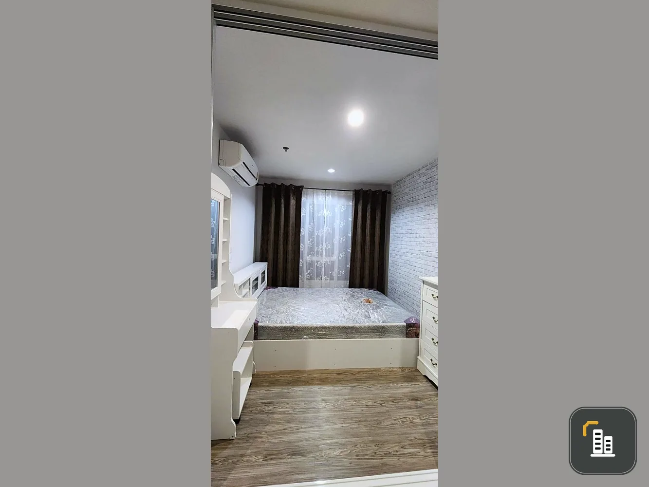 Condo for sale, Regent Home Bang Son, Phase 2, decorated with wallpaper, white tone, city view, ready to buy now.