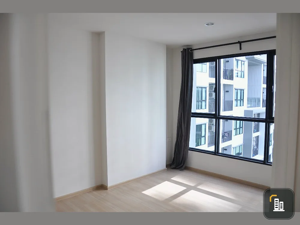 For sale: The Base Chaengwattana, 8th floor, spacious room, airy, very livable. If interested, hurry and reserve it. Urgent.