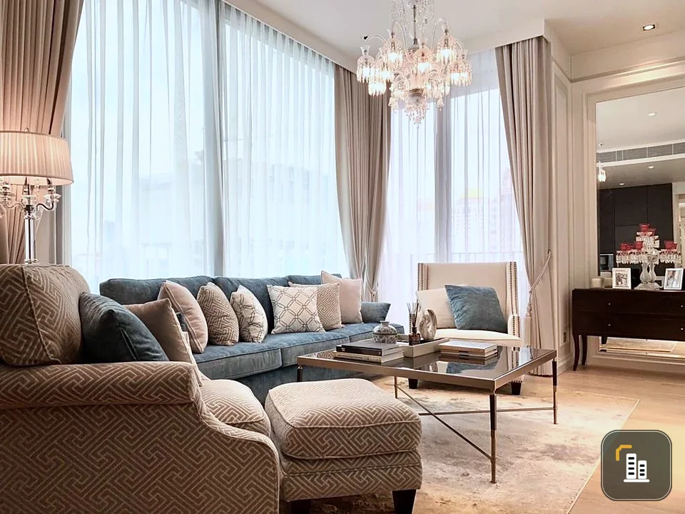 Condo for rent 28 Chidlom, decorated with extremely luxurious built-ins, high floor, very comfortable sofa to sit on. Just carry your bag and move in.