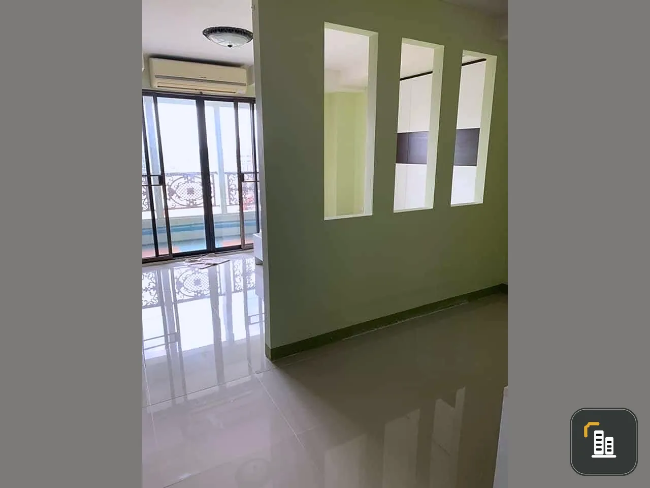 For sale: Champs Elysees Tiwanon. Corner room, very private. Built-in, fully furnished, ready to move in. If interested, hurry and reserve it.