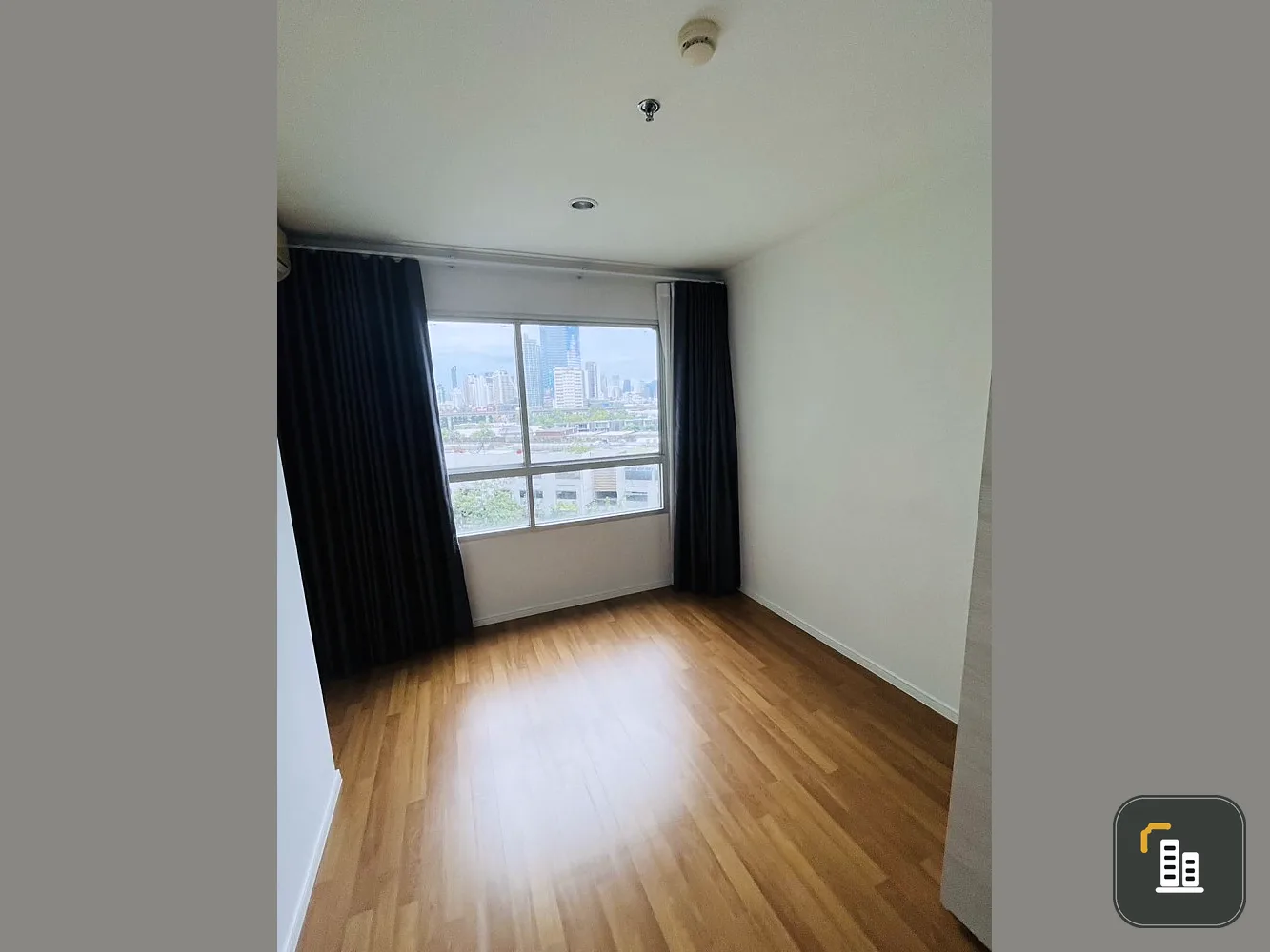 For sale Lumpini Park Rama 9-Ratchada. Empty, open room, good view, nice to sleep in. Room renovation lovers, don't miss it. Book now.