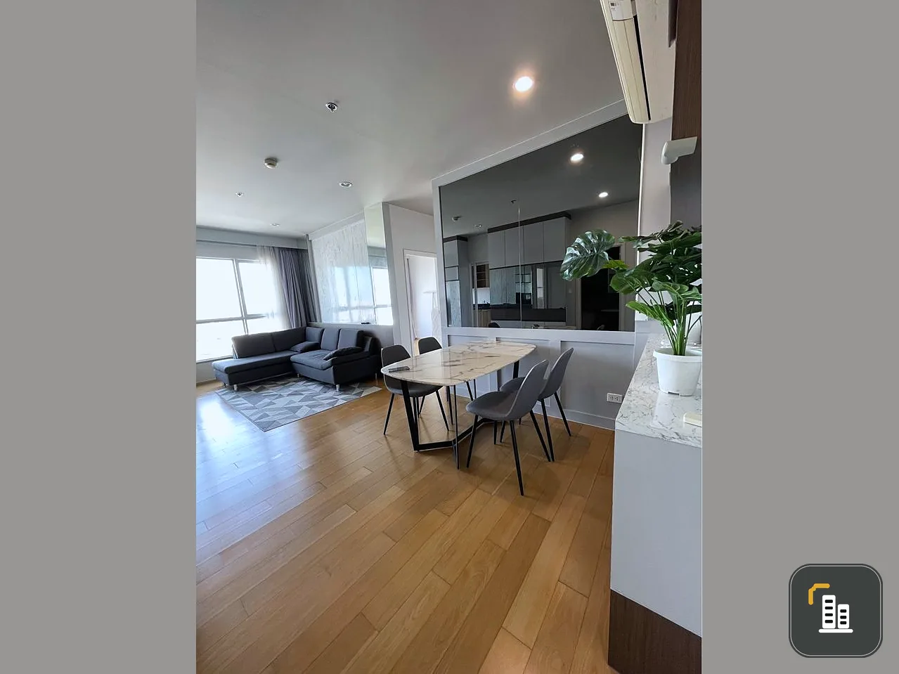 For sale, for rent, Hive Sathorn, 2 bedrooms, 2 bathrooms, 23rd floor, open the window and can't find anything blocking the view. Reserve now.