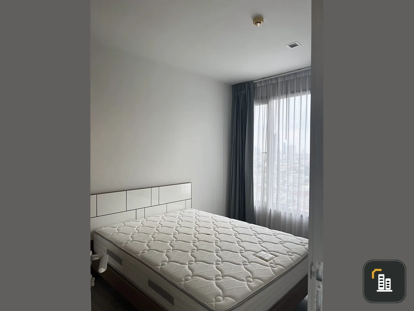 For sale or rent, Nye By Sansiri, 22nd floor, very beautiful city view. Nicely decorated room Book now, you won't be disappointed.