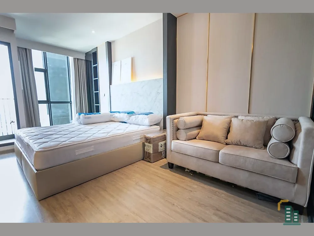 Rhythm Ekkamai Estate for sale. The room is decorated simply and elegantly. Very livable. Plus you have an open, airy view that is pleasing to the eye