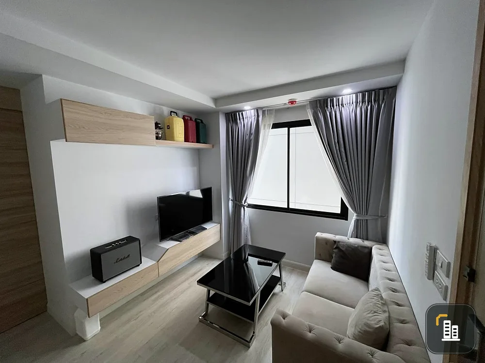 For rent: V Condo, corner room, very private. Big sofa, very comfortable to sit on. Very good price. Must reserve quickly.