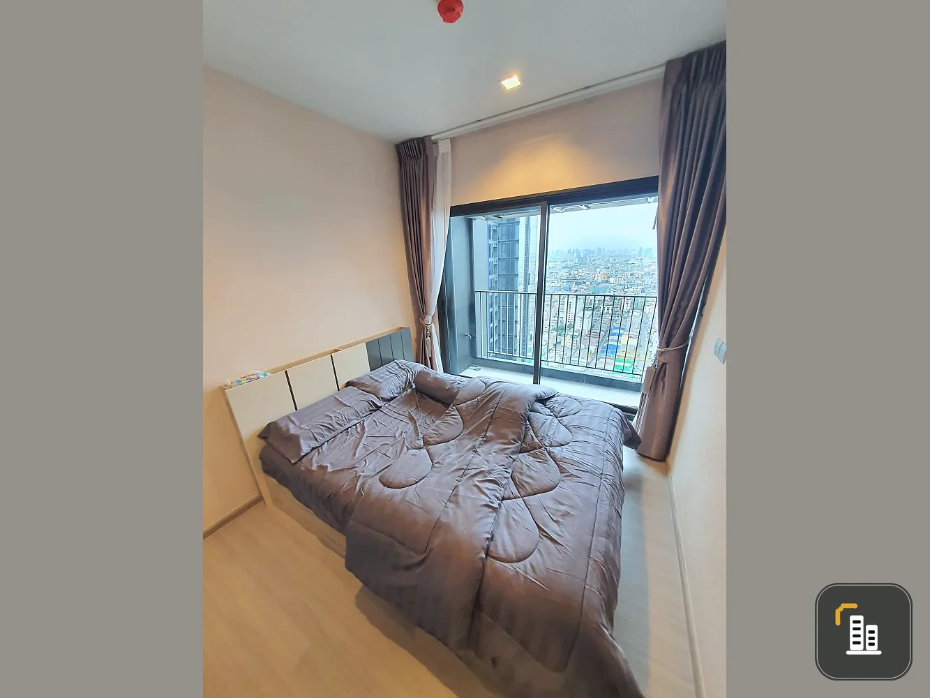 For rent, Life Asoke-Rama 9, 36th floor, beautiful city view, simple decorated room. Fully furnished, separate kitchen, book now.