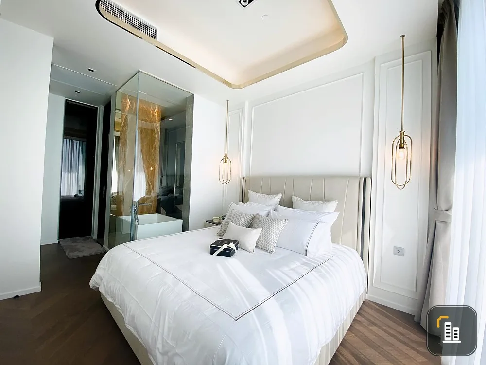 For rent 28 Chidlom, high floor, beautiful view, well decorated room. Fully built-in, gentle color tones, gentle price, reserve now.