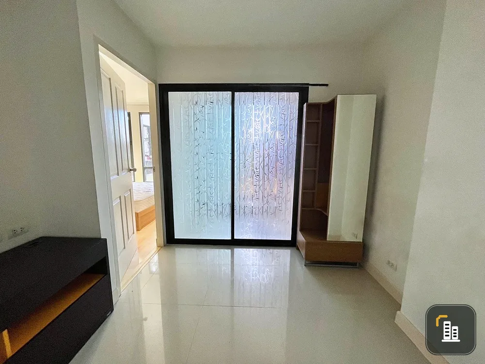 For sale: Lip Condo Ramkhamhaeng 43/1, 7th floor, swimming pool view, empty room, not too expensive, buy now, don't wait.