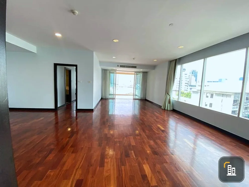 Condo for sale, Wilshire Sukhumvit 22, empty room, lots of usable space, city view. Don't just look, you'll miss it.