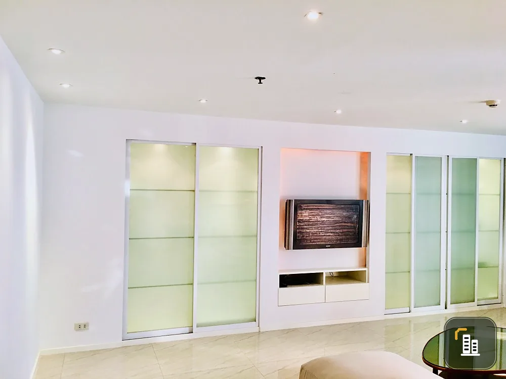 Condo for rent, Icon 3, 2 bedrooms, 2 bathrooms, built-in decoration, high floor, just come and move in.
