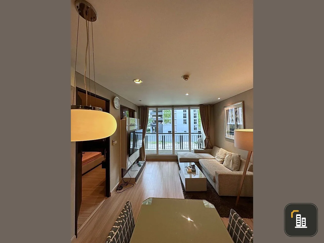 For rent: The Address Pathumwan, 2 bedrooms, 8th floor, complete with furniture and electrical appliances. Book now.