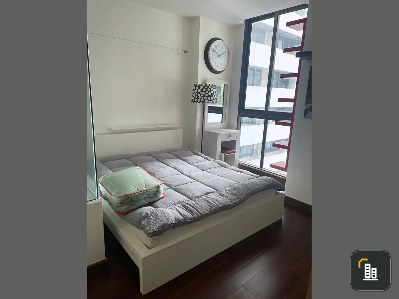 For sale Ideo Sathorn-Taksin, private room, no wall connected to anyone. Complete furniture in one place. Urgent.