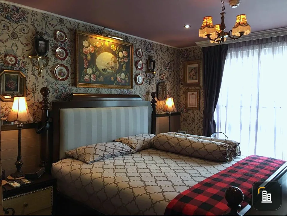 For sale: Serene place Sukhumvit 24, decorated in European classic style, balcony on two sides, airy room, move quickly.