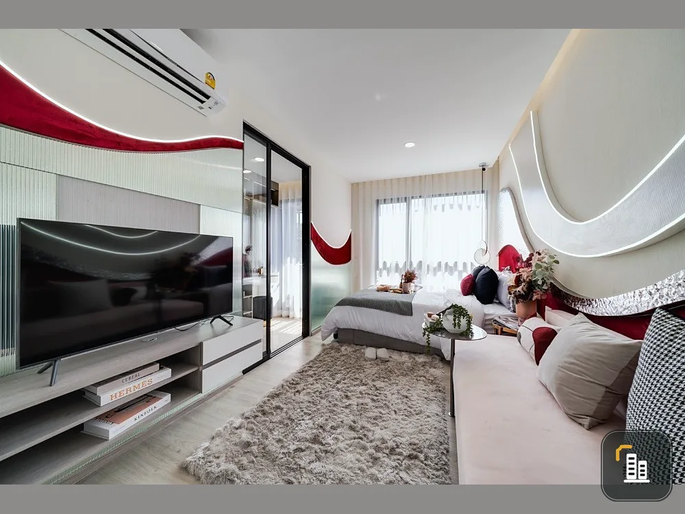 Selling down payment on Condo Origin Plug and Play Sirindhorn Station, 6th floor, good height, good price, hurry and buy now.