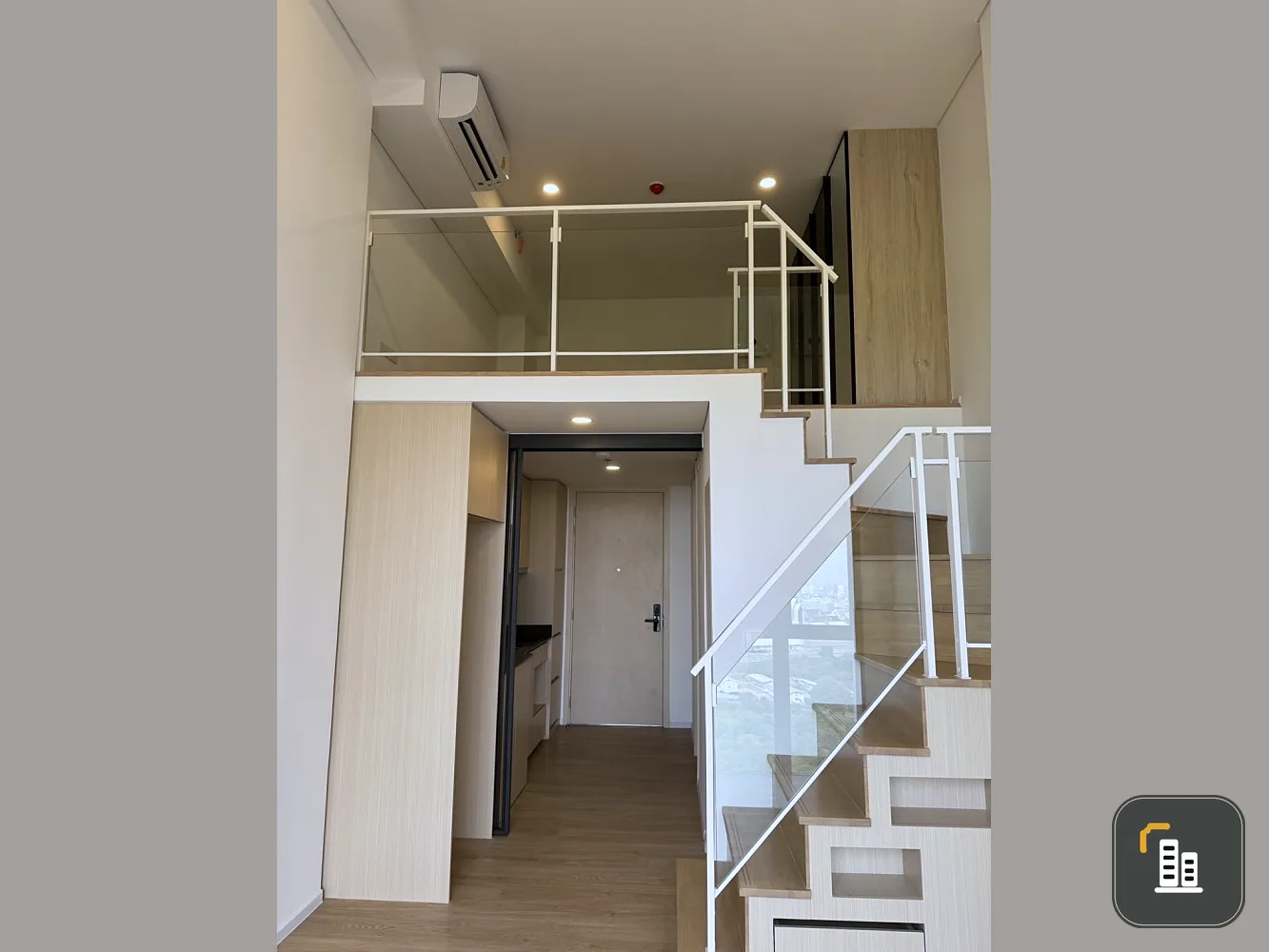 Condo down payment for sale, The landmark at MRTA Station, Duplex room, lots of usable space, good price, hurry and reserve now.