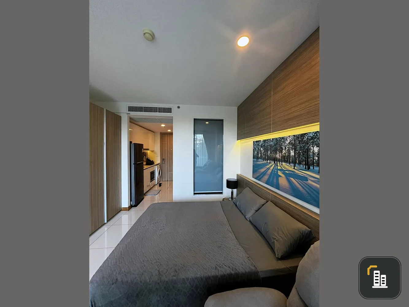 For rent: The Riviera Wongamat Beach (North Pattaya), beautifully decorated room, great furniture. You can come alone.