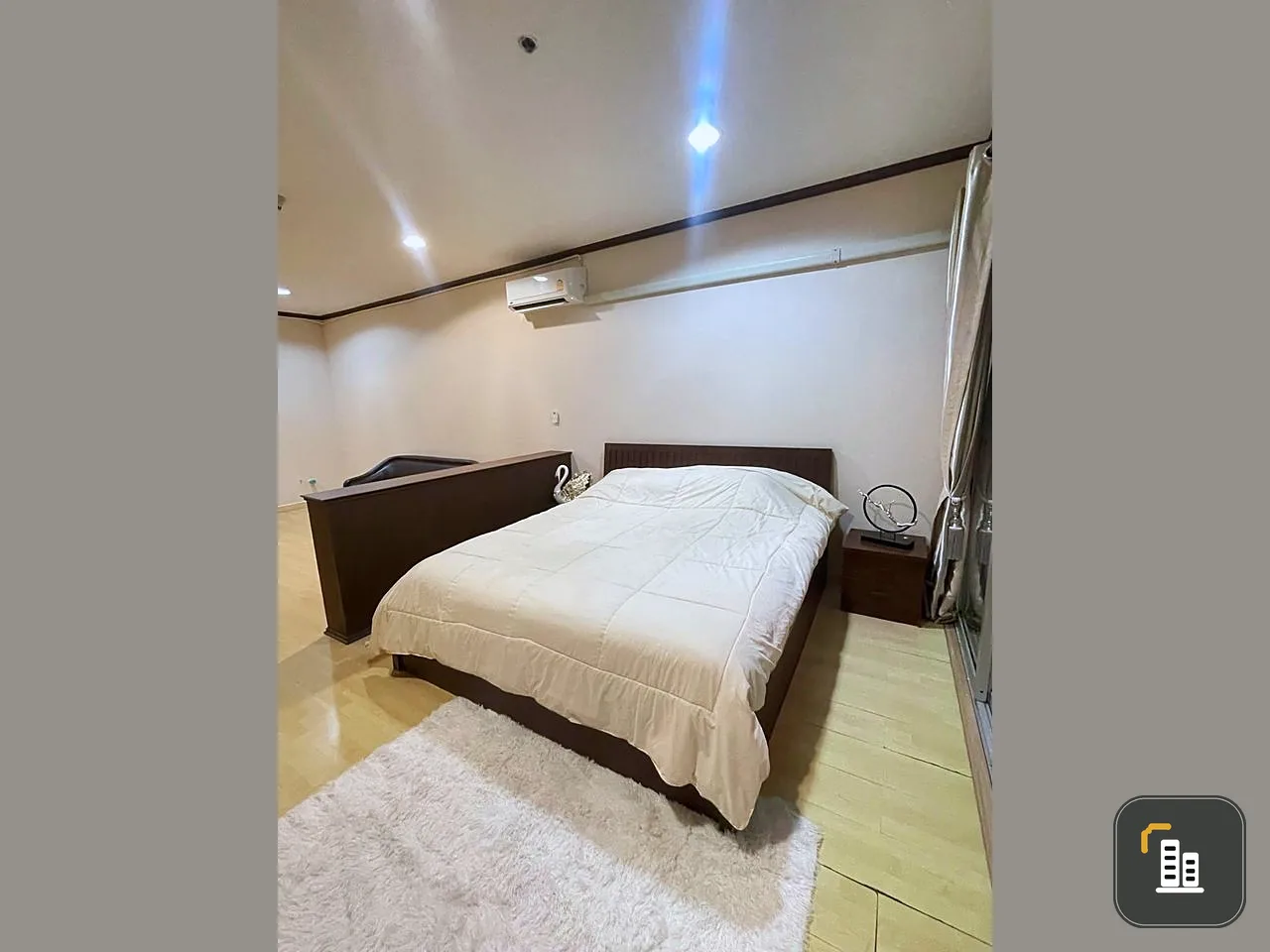 For rent, The Platinum, 20th floor, spacious room, complete amenities. Reserve first and stay first.