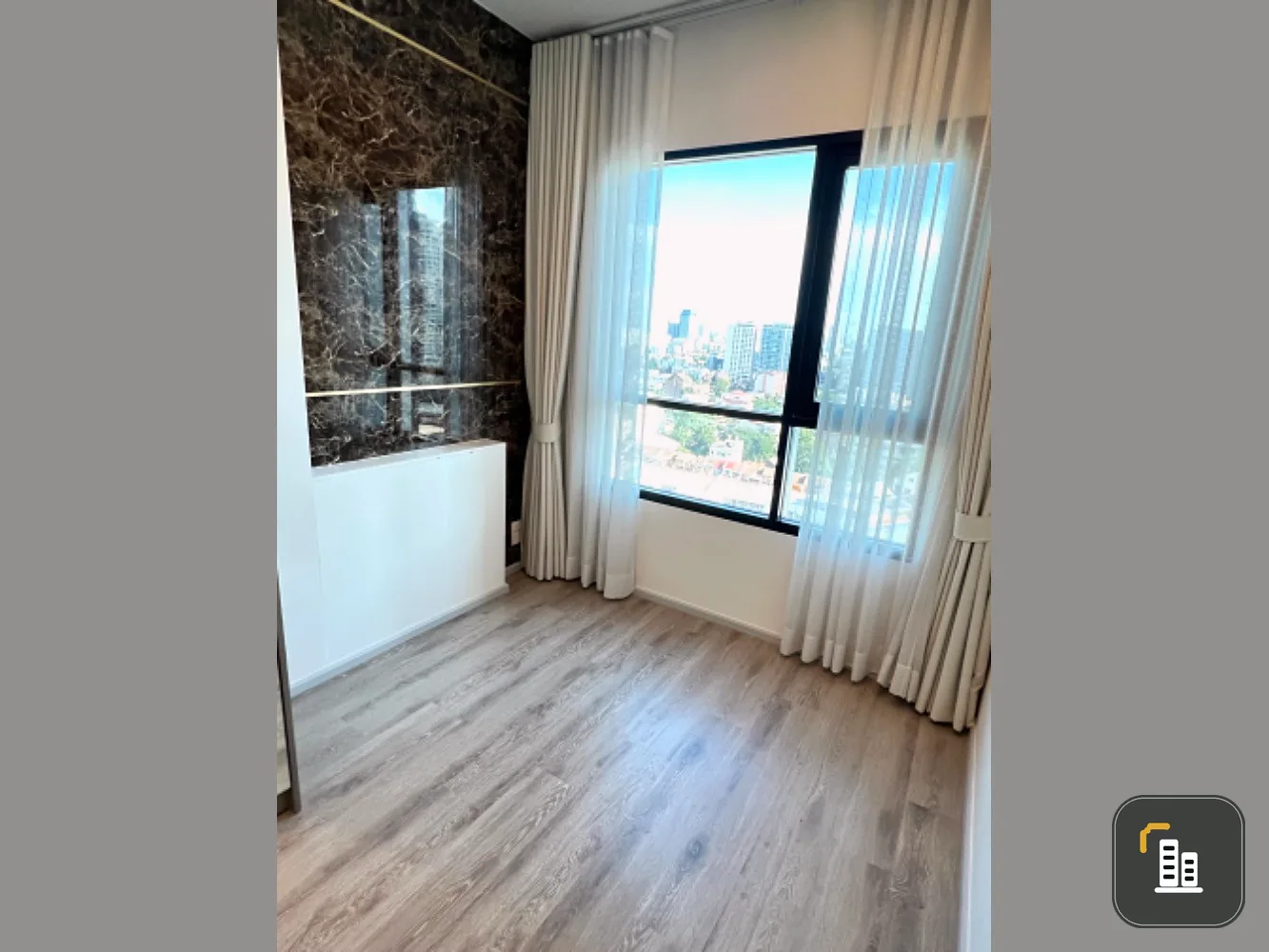 For sale: Knightsbridge Prime Ratchayothin, beautiful view, no buildings blocking it. Built-in with a nice marble pattern, very livable. If you don't