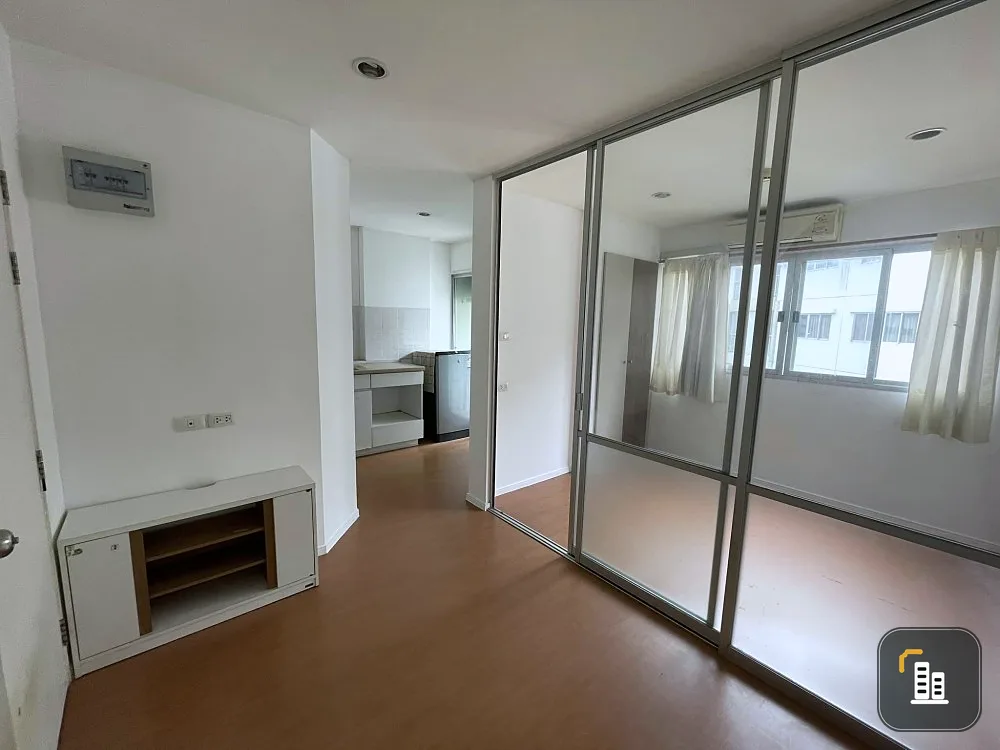 For sale: Lumpini Condo Town Ramintra-Lat Pla Khao, Building B2, 7th floor, partitioned room, nice to live in. Book now, urgent.