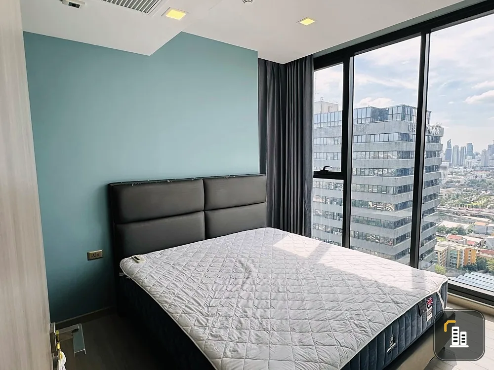 For rent sell, One Nine Five Asoke-Rama 9, 31st floor, swimming pool view. The sofa is thick and comfortable to sit on. Hurry and reserve now.