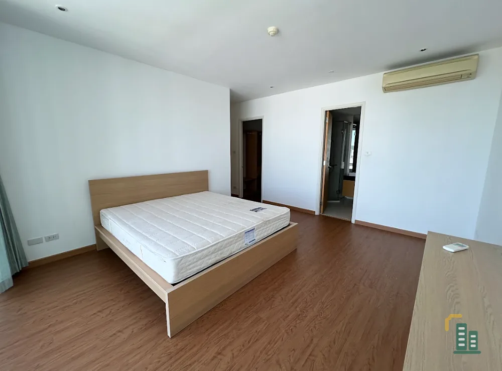 Condo for sale, Fullerton Sukhumvit, high floor, good view, unfurnished room, good location, convenient travel.