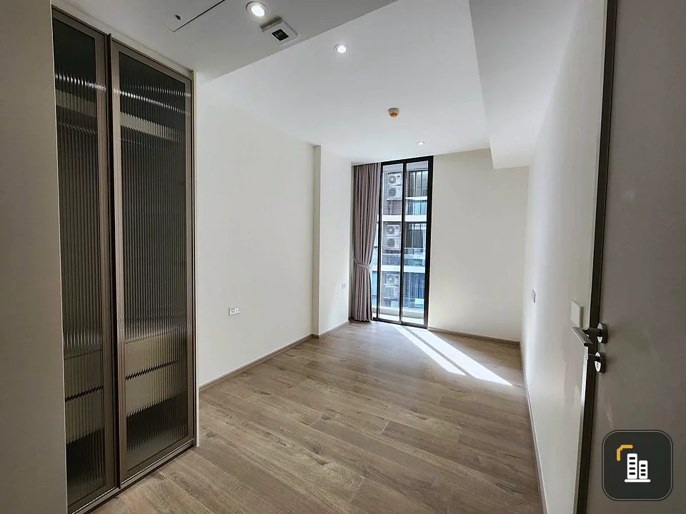 For sale and rent, Finn Asoke, large, spacious room, nice to live in, clean, and feel comfortable. Those who want to renovate a room, hurry and reserv