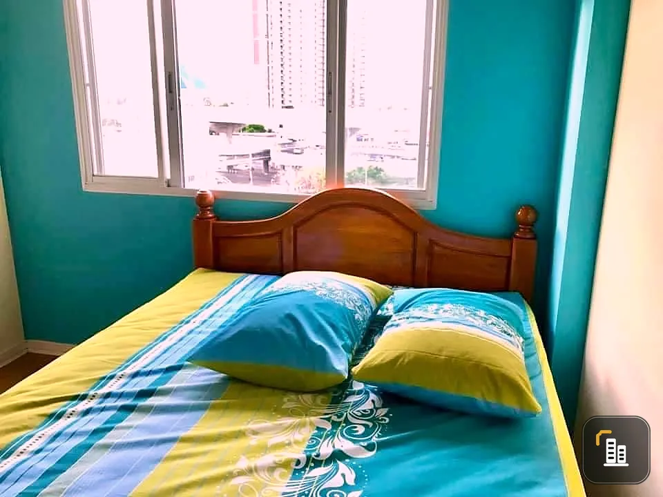 For sale: Lumpini Condo Town Rattanathibet, decorated in bright tones. The view of the electric train is so good that you have to hurry and reserve it