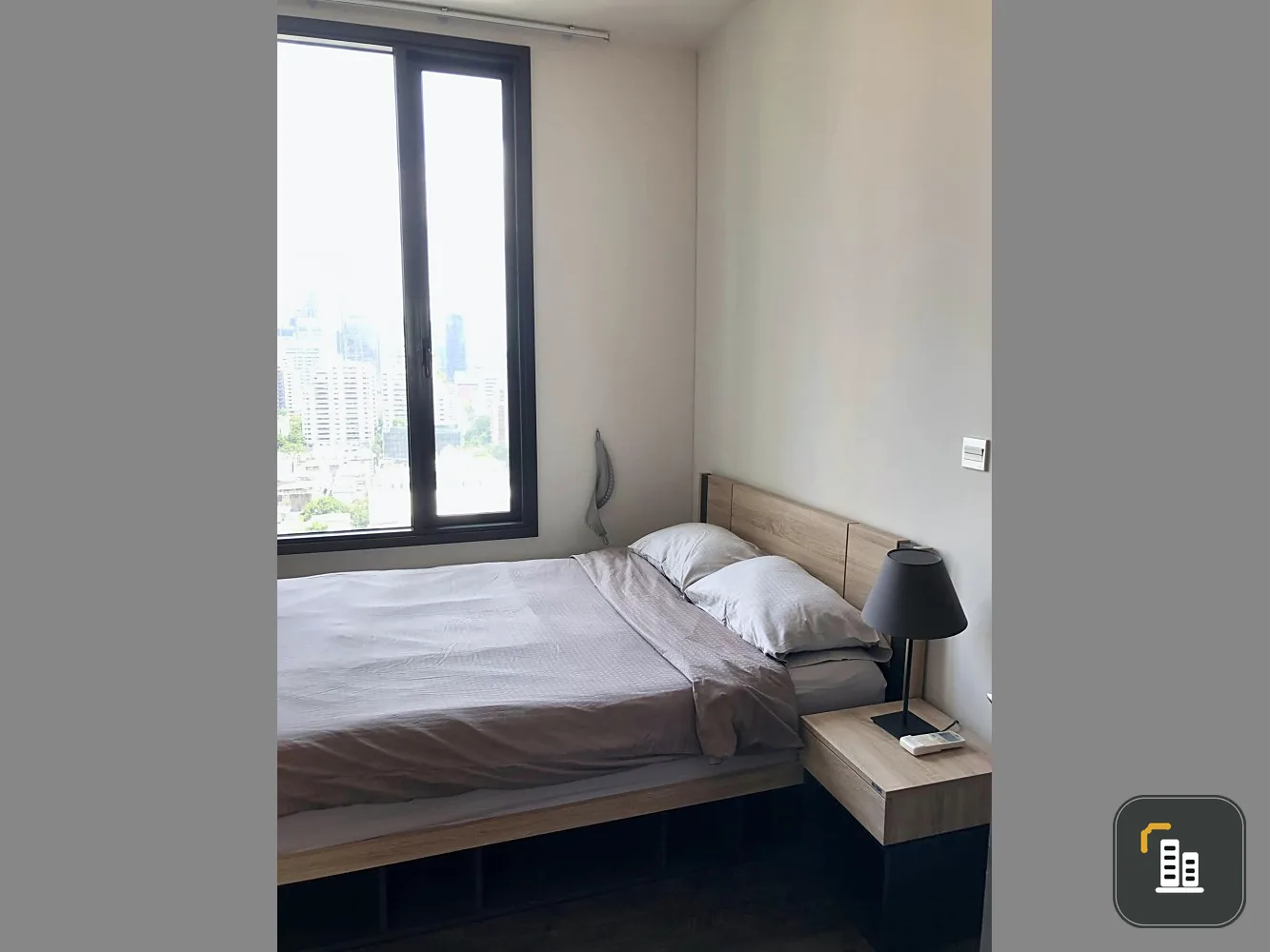 For rent: Edge Sukumvit 23, 18th floor, very good view, nice decoration. The sofa is very comfortable. Move in now.