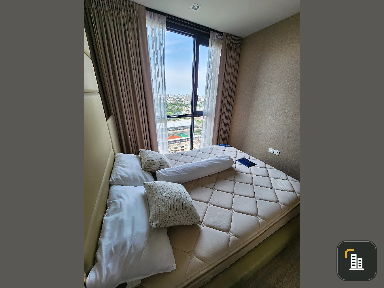 For sale, for rent, The Line Wong Sawang, 19th floor, swimming pool view. Comes fully decorated. Book now, don't wait.