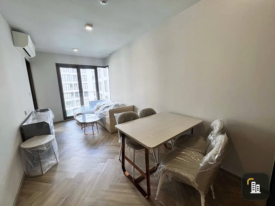 For rent, Chapter Thonglor 25, pool view, north balcony, bathtub, large sofa, very comfortable to sit on. Hurry and reserve now.