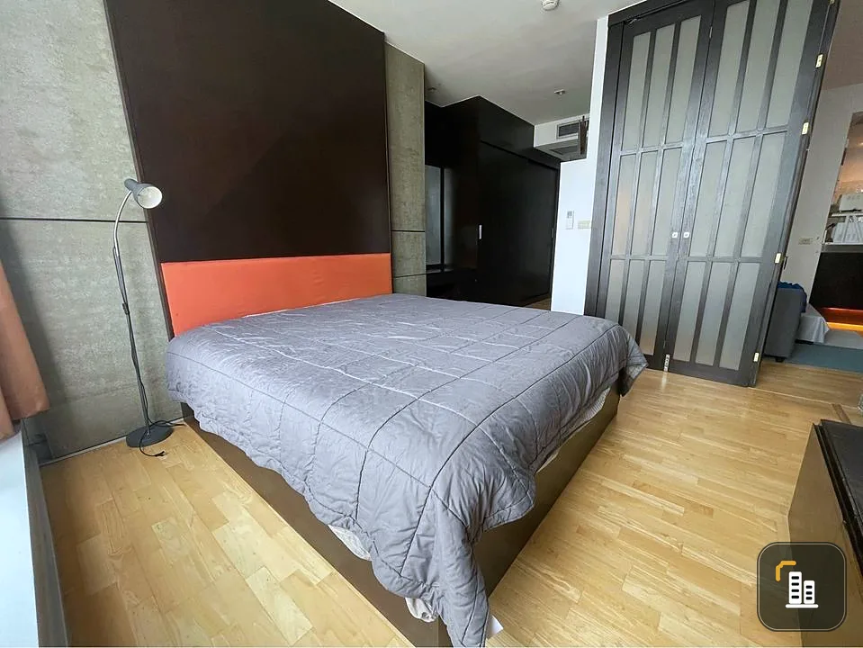 Condo for rent, Baan Sathorn - Chao Phraya, good atmosphere, high floor, well decorated with built-ins, don't miss it.