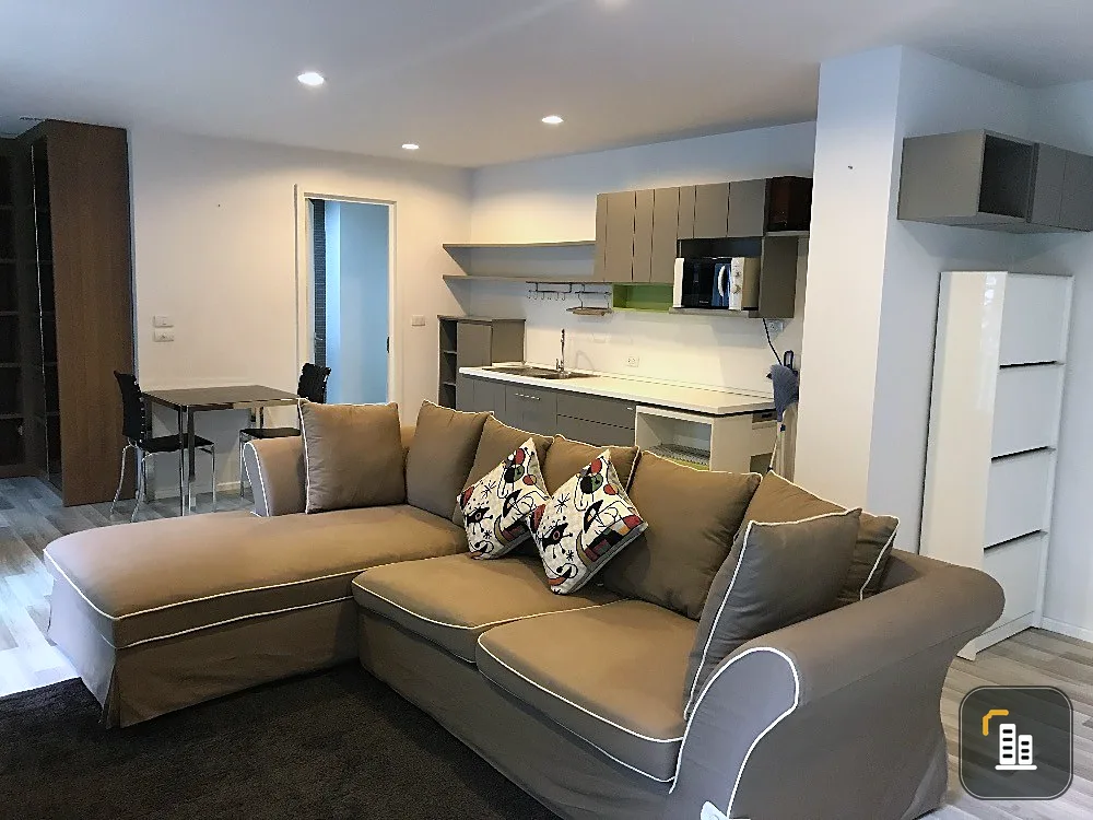 For sale: The Key Phahonyothin (Phahonyothin 34). Very spacious room, garden view, built-in furniture, nice sofa to sit on. Hurry and reserve now.