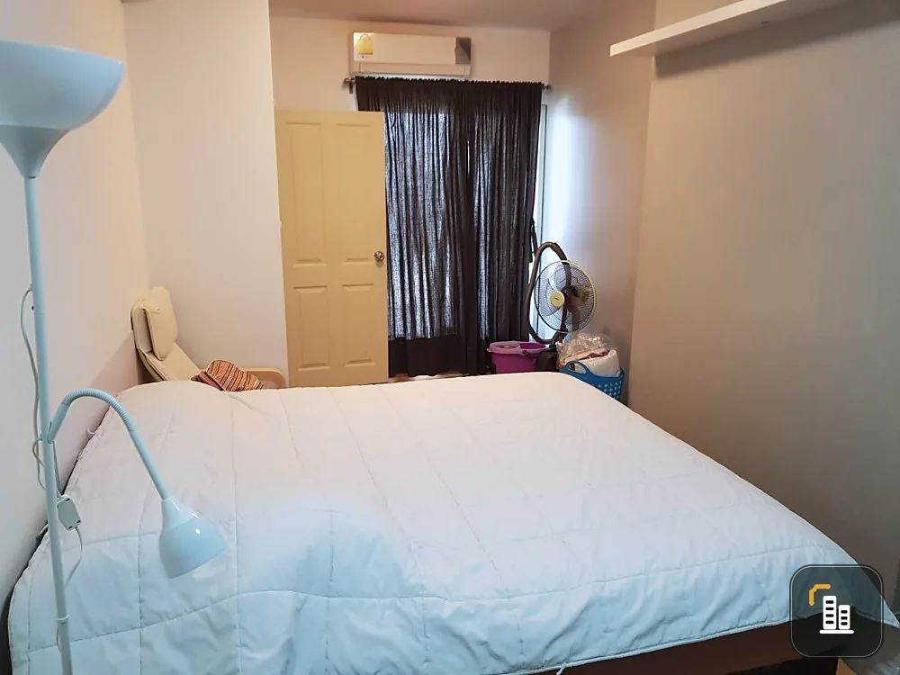 Condo for sale, Supalai Park Ratchayothin, room with swimming pool view, complete with furniture and electrical appliances.