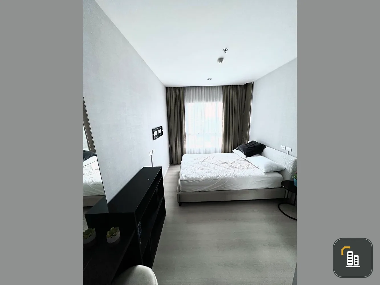 For rent: Life Ratchadaphisek, 2 bedrooms, 1 bathroom, 23rd floor, north side, with amenities. Reserve quickly.