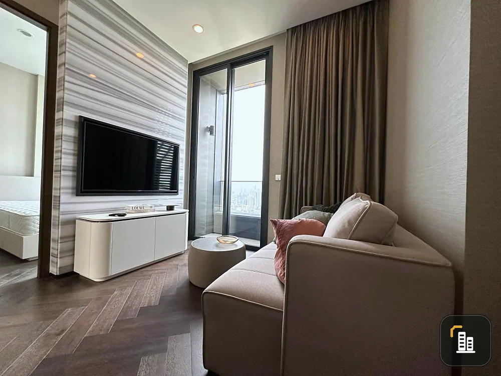 Condo for rent, The Esse Sukhumvit 36, decorated with luxurious built-ins. The sofa is very comfortable to sit on. Plus it's a high floor room. Reserv