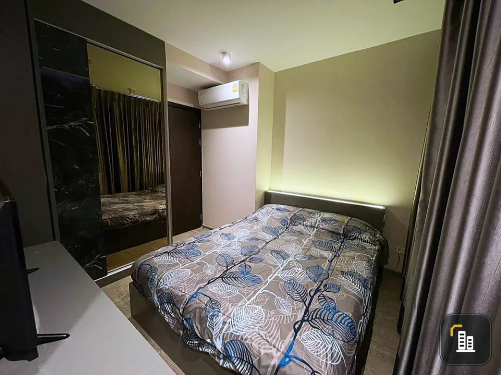 Urgent sale, Condo Lyss Ratchayothin, nice decorated room. With built-in furniture, black marble pattern, buy now.