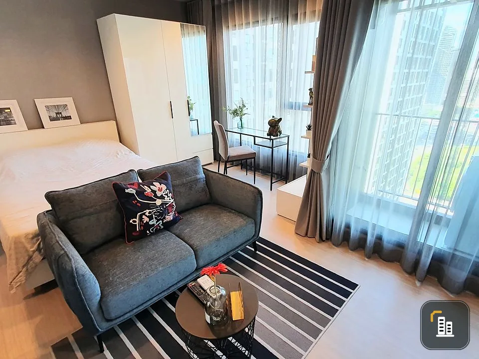 For rent: Life asoke rama 9, Studio room with separate glass partition. The kitchen is well separated. Book now.