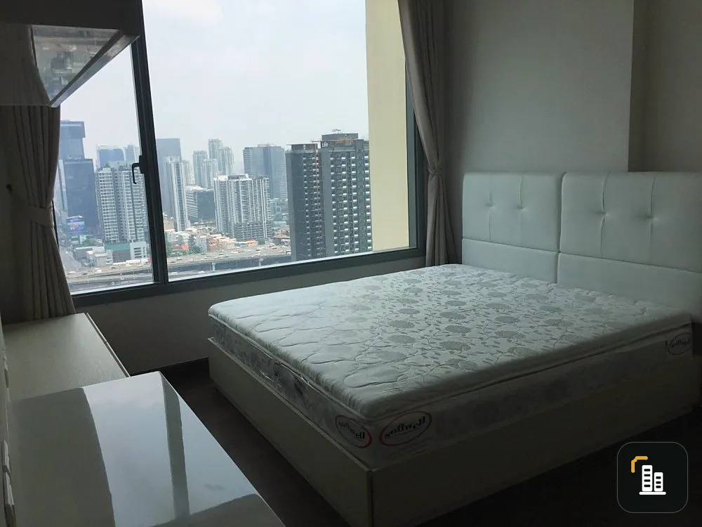 For sale/rent: Q Asoke, 32nd floor, stunning city view, fully furnished, high-quality appliances. Book now!