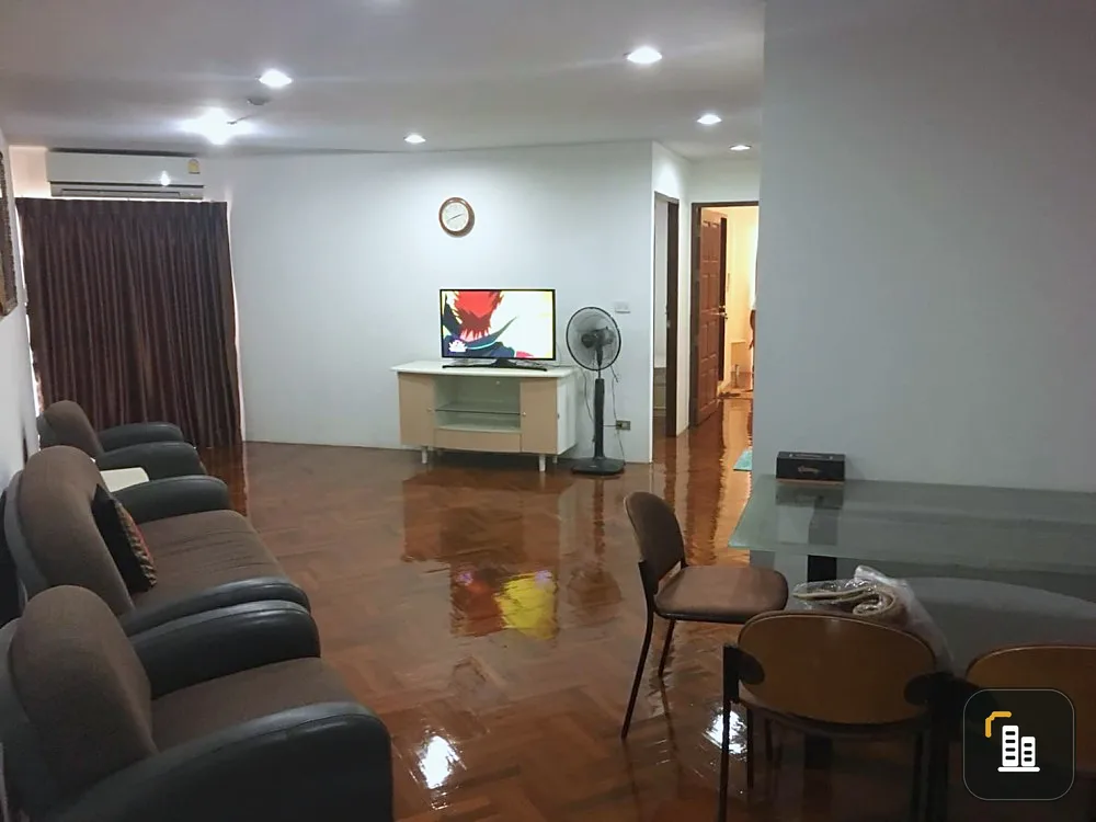 For sale: Witthayu Complex, 2 bedrooms, 2 bathrooms, 9th floor, fully furnished, very good price, not worth it but look and reserve now.