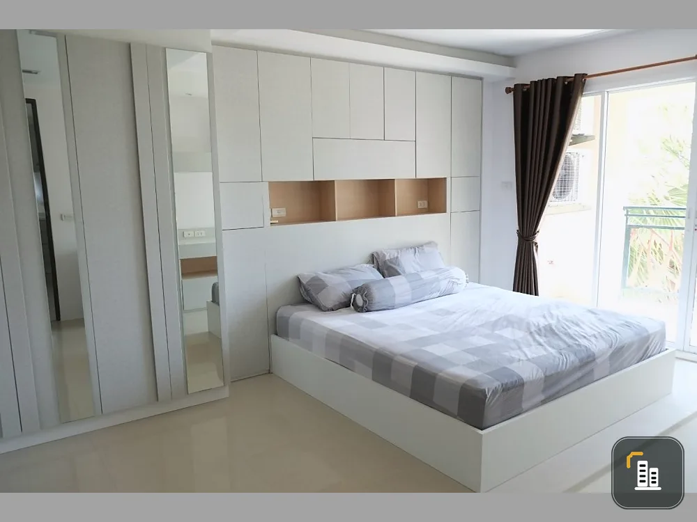 For sale or rent: Champs Elysees Chaengwattana. Spacious room, nice decoration, big comfortable bed, reasonable price, don't miss it.
