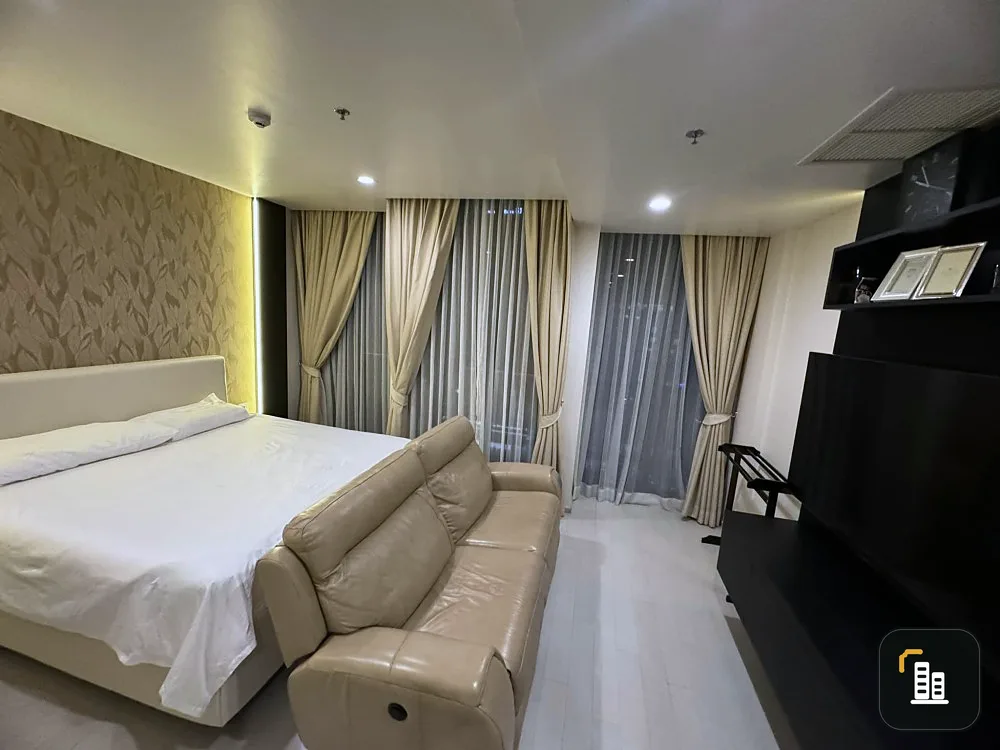 For rent: Noble Ploenchit, 16th floor, great view, room decorated with beautiful walls. Good furniture Can't reserve anymore.