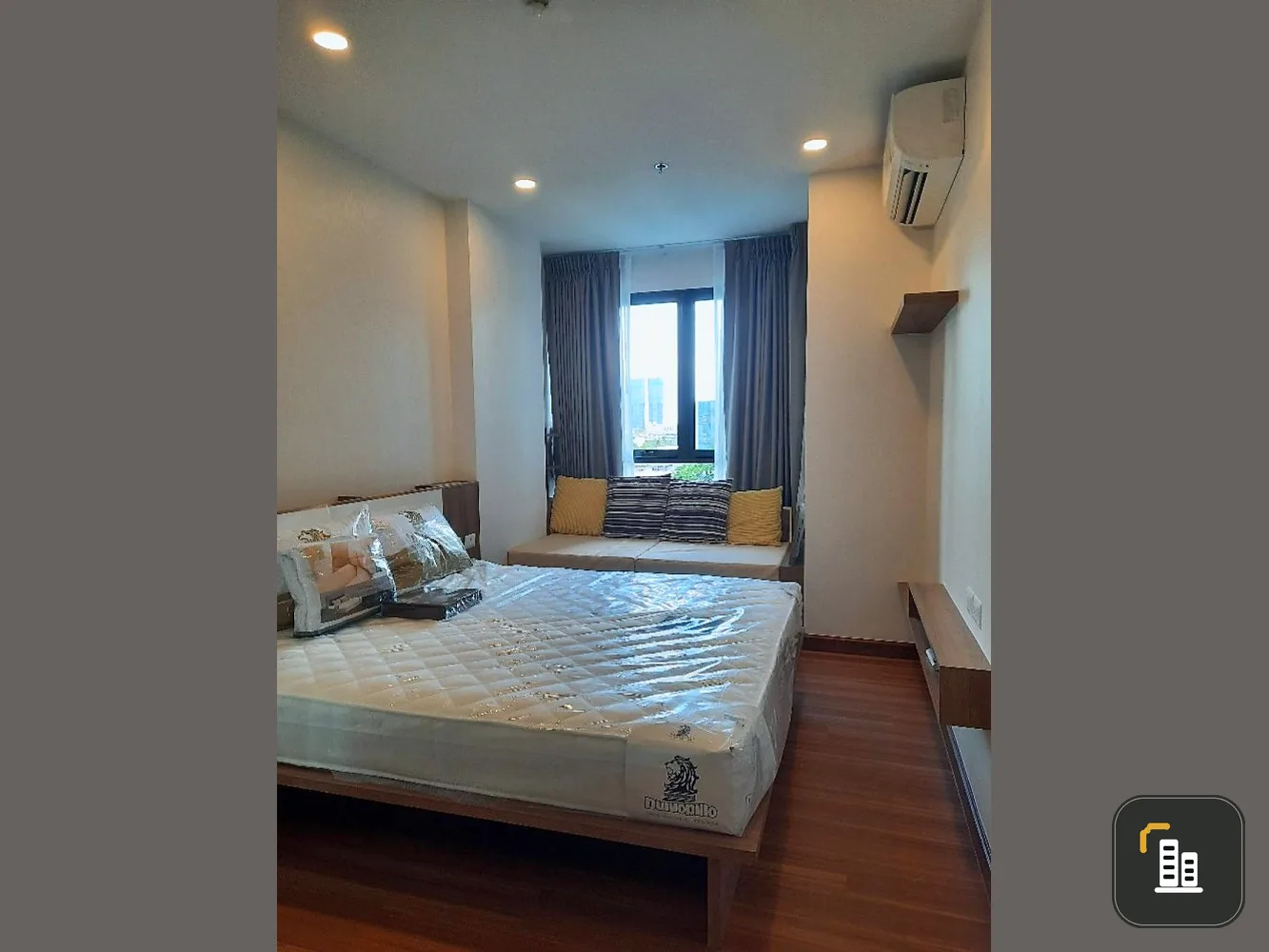 For rent, Supalai Premier Charoen Nakhon, swimming pool view. Fully furnished, reserve now, don't miss it.