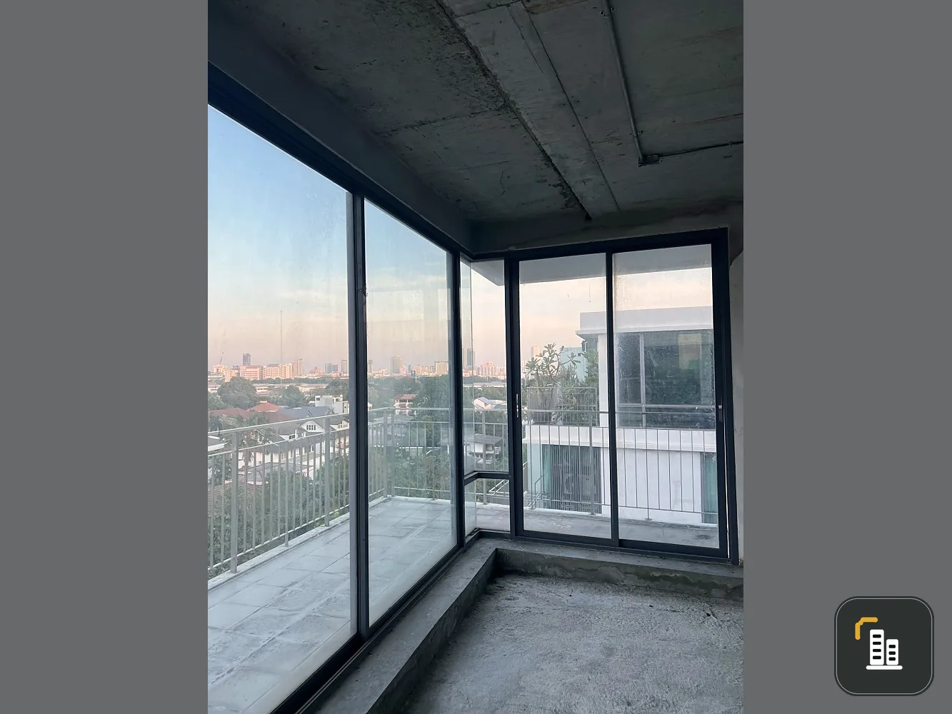 Prom Phahonyothin 2 for sale, empty room, top floor, very large room, great city view. If interested, reserve now, don't miss it.