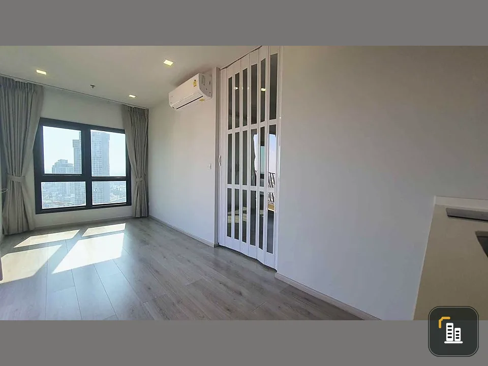 Metris Ladprao Top floor for sale, very beautiful city view, empty room, separated into sections. If you can't reserve it anymore.