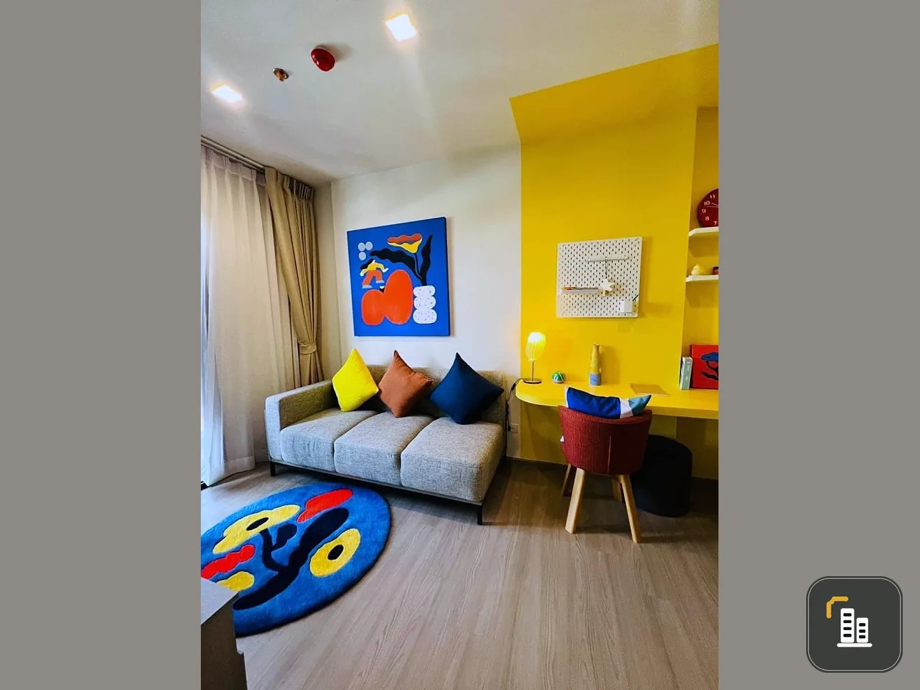 Condo for rent, The Base Phetchaburi - Thonglor, decorated in bright colors, built-in, city view, just carry your bags and move in.
