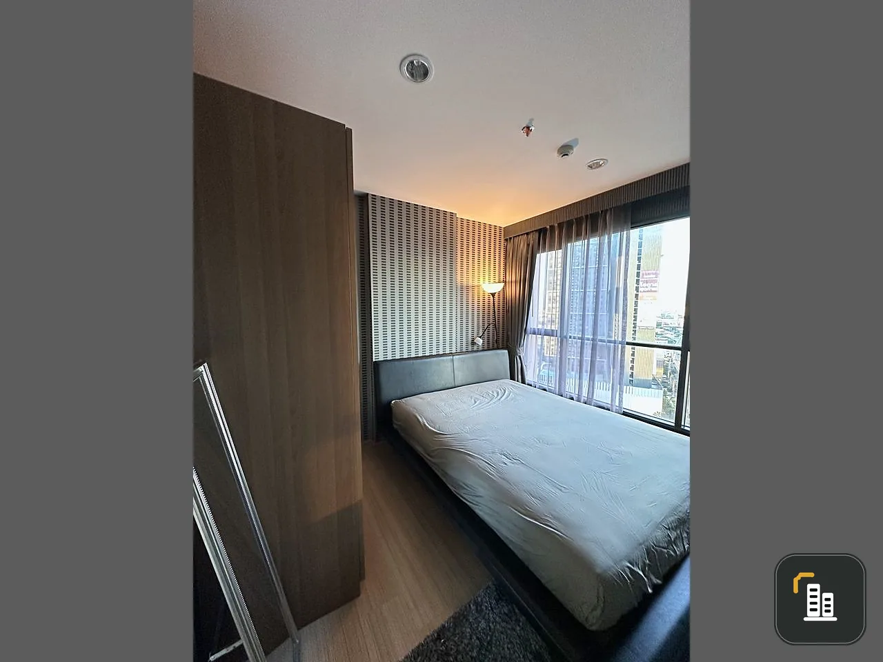 For rent: The Base Rama 9-Ramkhamhaeng, 18th floor, corner room, very private. Convenient travel, don't miss it.