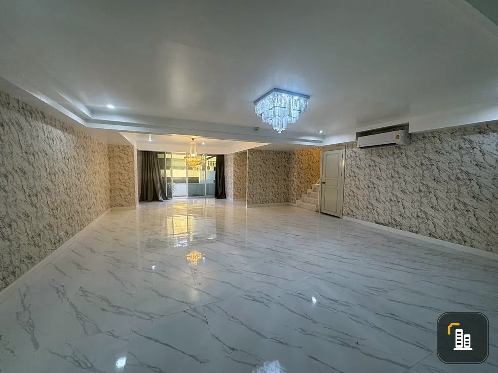 Urgent sale, empty room, Supalai Place, Sukhumvit 39, big room, comfortable to live in as a family, buy now, don't miss it.