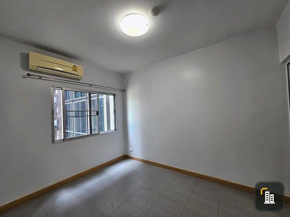 For sale: A Space ID Asoke-Ratchada, spacious empty room, 2 bedrooms, 2 bathrooms, very beautiful central area. Don't miss it.
