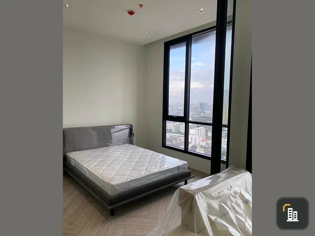 For rent!! Condo Chapter Charoen Nakhon-Riverside, beautiful room decorated in Black and White tones. Book now!!