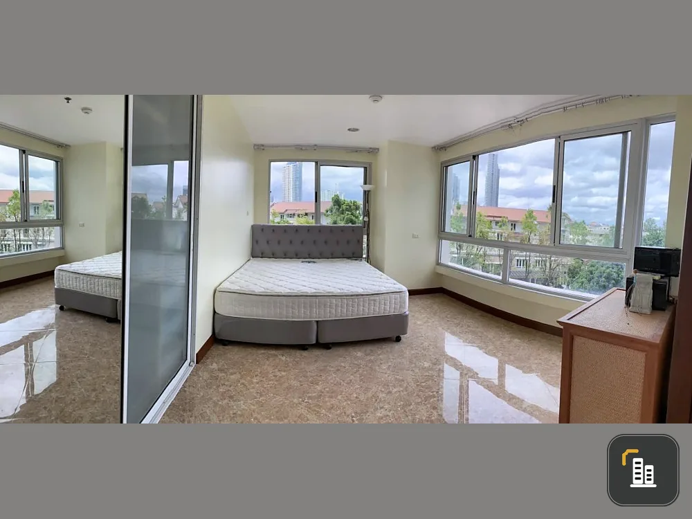 Condo for sale, River Haven (Charoen Krung 76/1), lots of usable space. Next to the swimming pool, good location, if you're late you'll miss it.